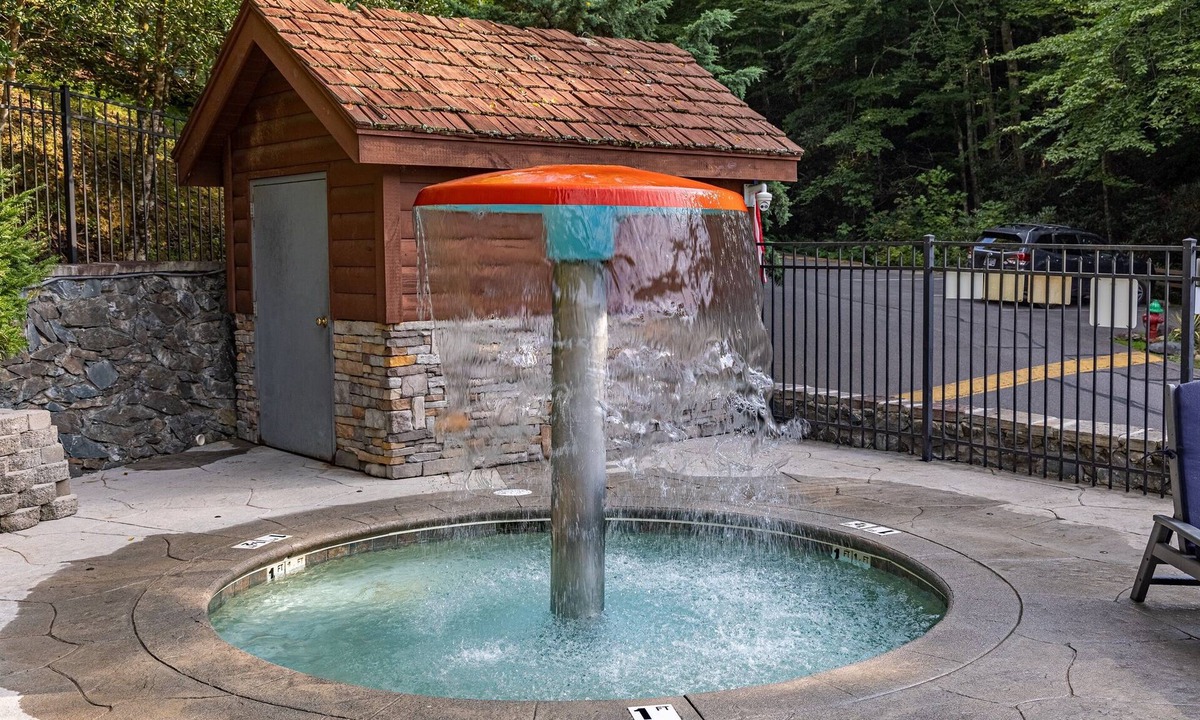 Black Bear Falls Cabin | Community Pool! Close to Gburg & Hiking!