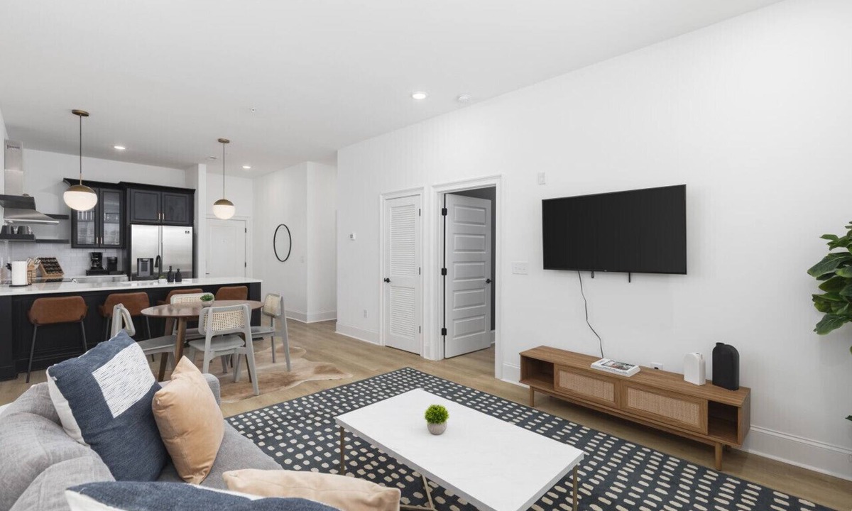 Cleveland Park House | Condo Near Downtown Broadway & Stadium - Free Parking