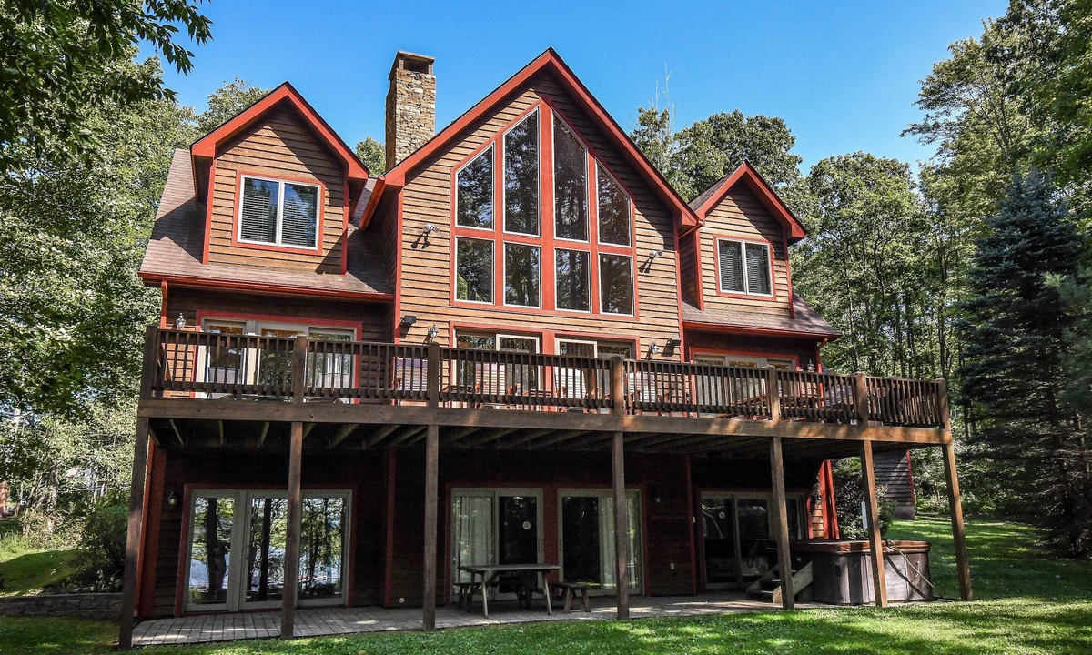 Waterfront Greens House | Constantly Cozy | Lakefront + Community Amenities