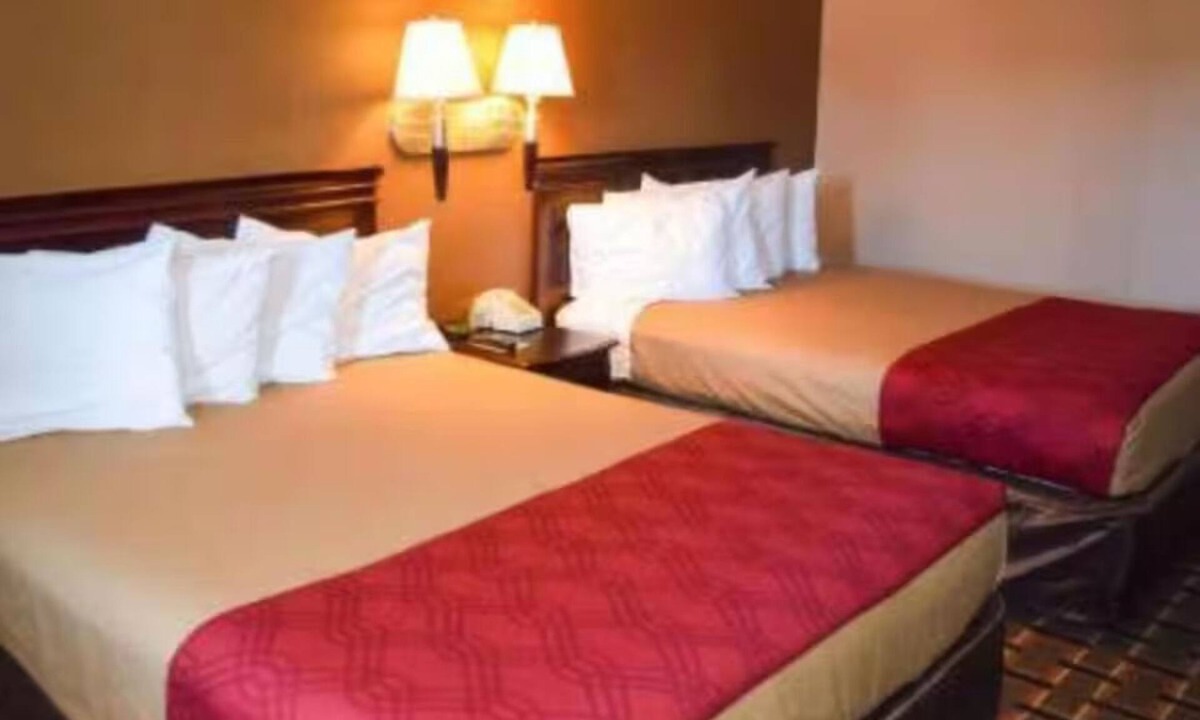 Richburg Hotel | Convenient Queen Room for Families or Couples – Affordable Rates, Great Location