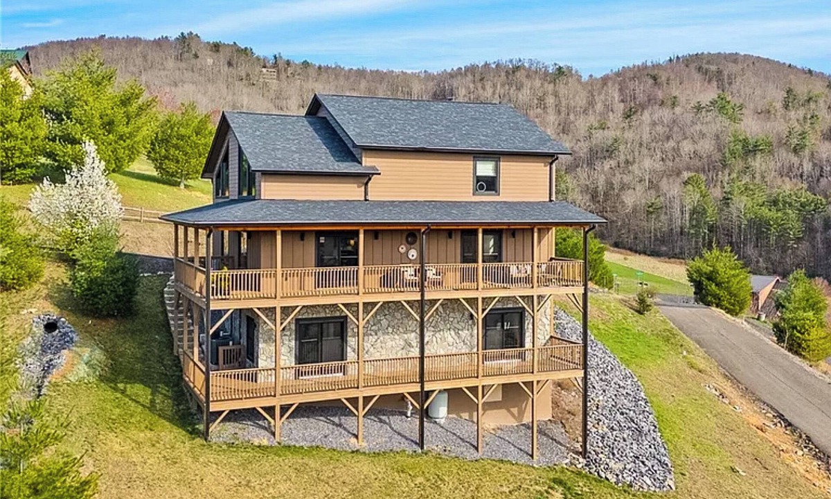 Fleetwood Cabin | Cool Mtn Getaways Start Here - 5BR/3.5BA w/Hot Tub, Mtn Views, Near Boone