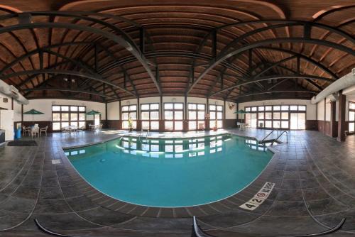 Black River Falls Hotel | Coratel Plus Suites by Jasper Black River Falls