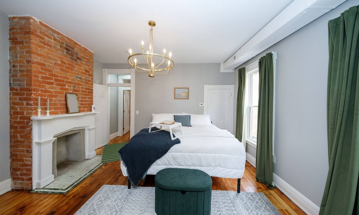 East Row Historic District House | Corporate 30+ Day Home + Walkable Newport+Parking
