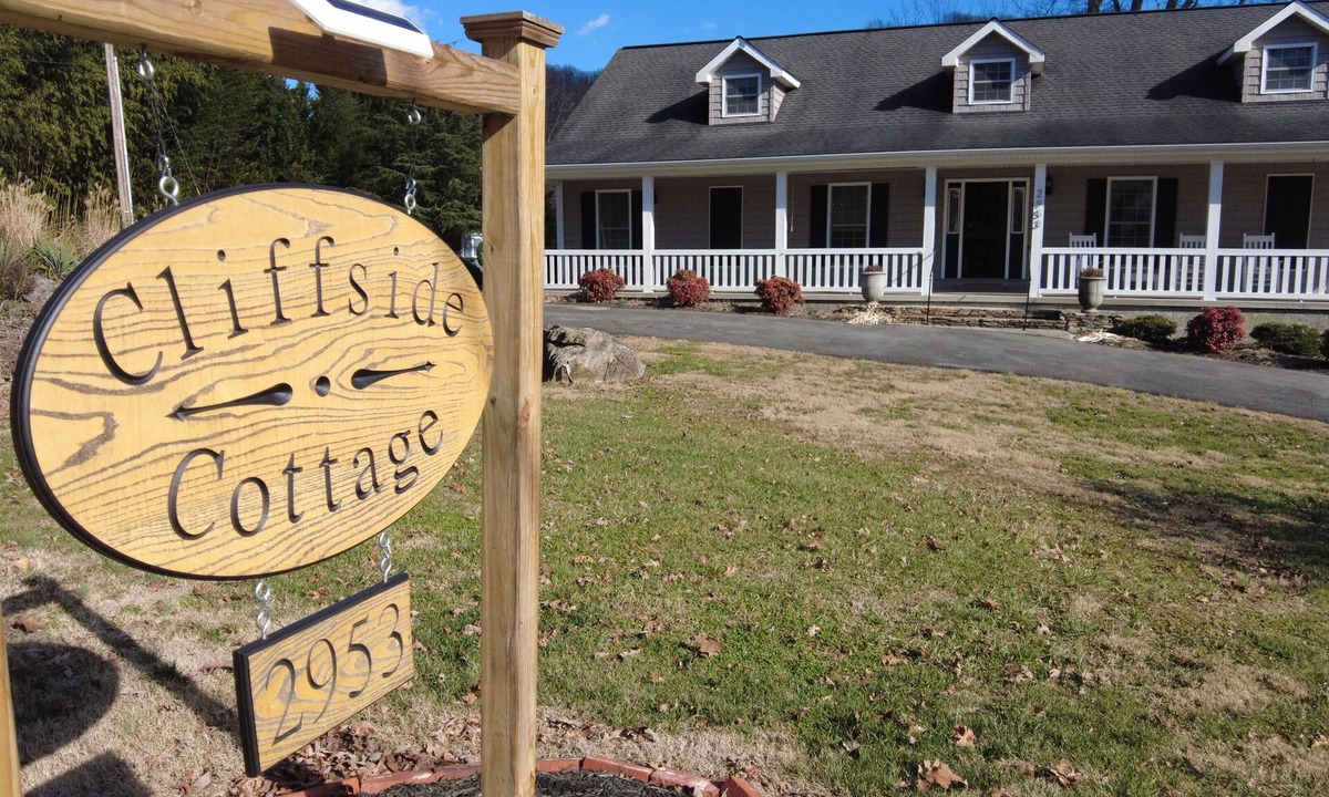 Kingsport House | Cottage at Cliffside - 10 guests - 4 Bedroom - 3.5 Bath