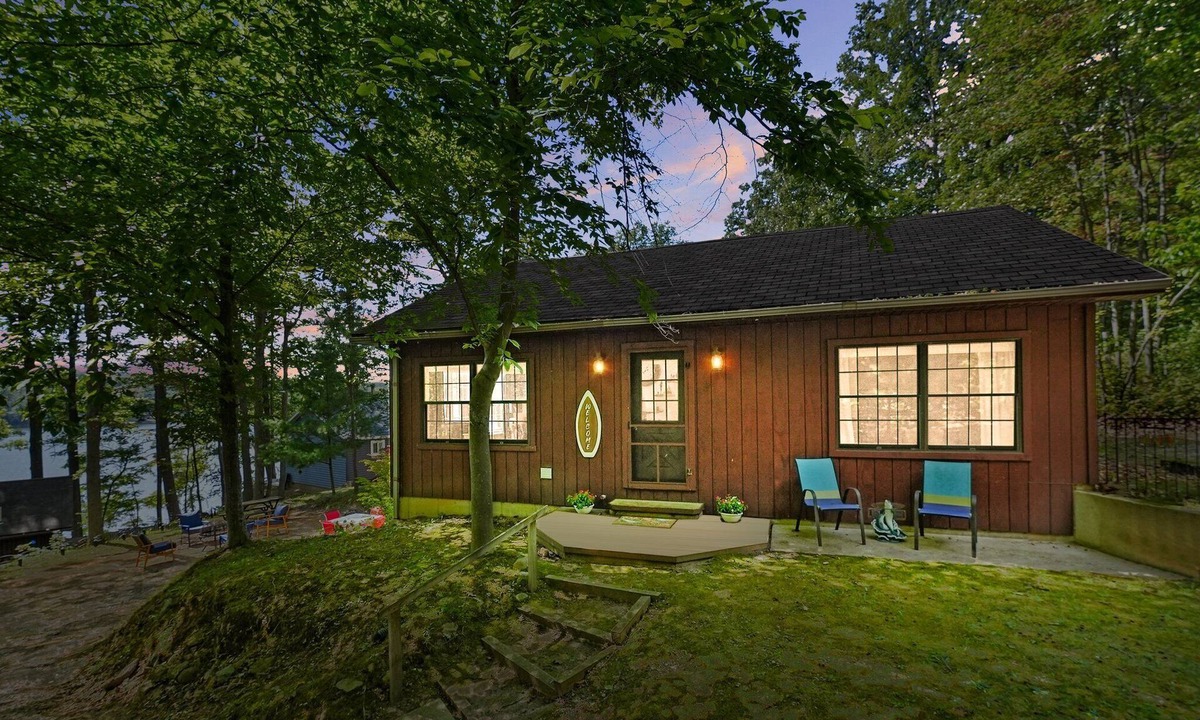 Le Roy Cottage | Cottage on Sunrise Lake, Hot Tub, Bonfire, Beach, kayaks, Dock, ORV Trails