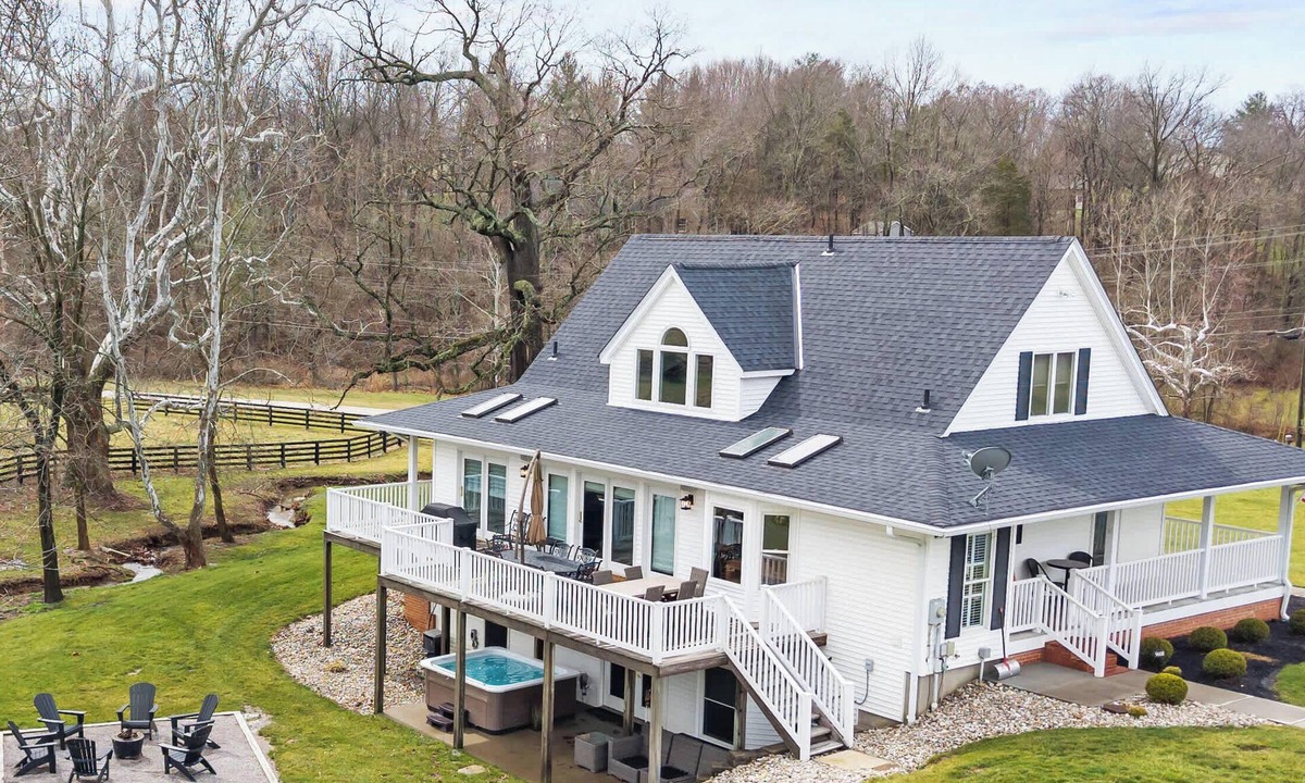 Florence House | Country Home with Hot Tub, Fire Pit, for 10 Guests!