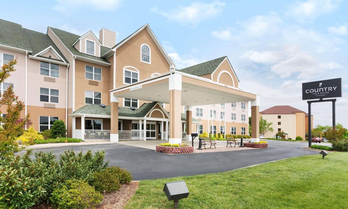 Burlington Hotel | Country Inn & Suites by Radisson, Burlington (Elon), NC
