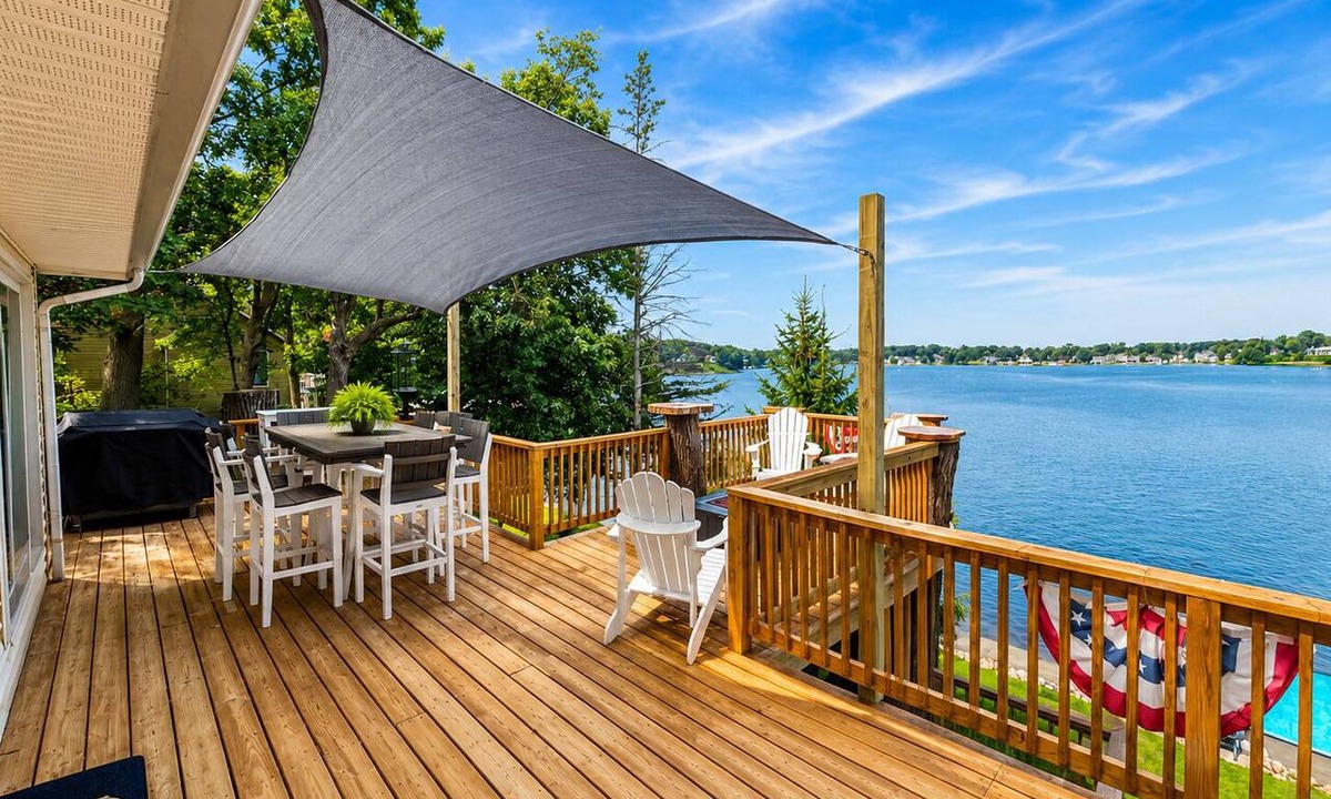 Plainwell House | Country lake get away from sunrise to sunset