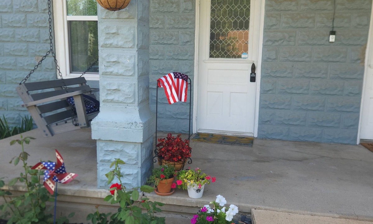 Cave Springs Apartment | Cozy 1-bedroom 1910 efficiency apartment in charming Cave Springs with AC