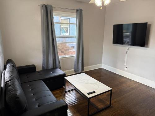 Enderly Park Apartment | Cozy 1 Bedroom Bungalow