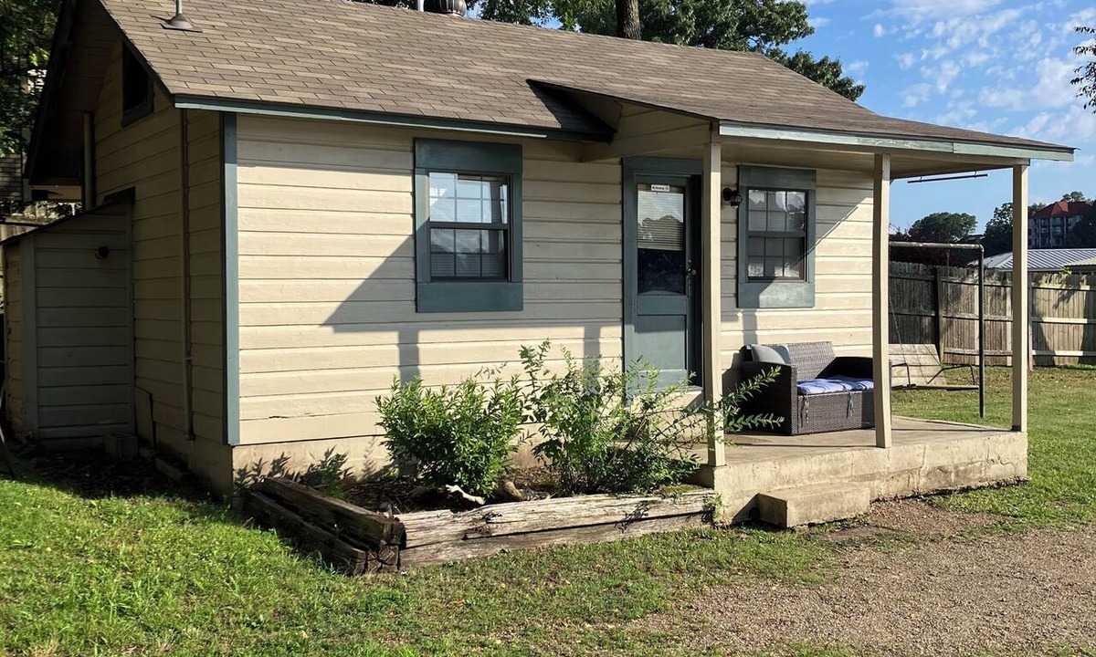 Mid America Cottage | Cozy 1-bedroom cabin on Lake Hamilton in front of a private beach
