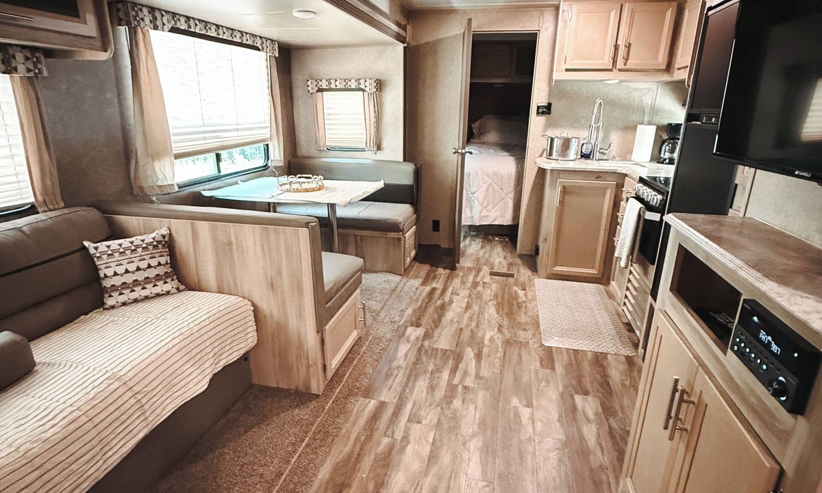 Gamaliel House | Cozy 1-bedroom Camper in lovely Gamaliel just 4 minutes from the LAKE