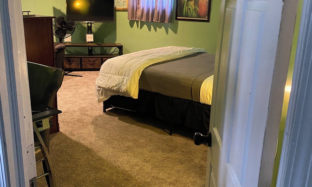Detroit House | Cozy 1-bedroom Room is in basement whit livingroom and bathroom in basement