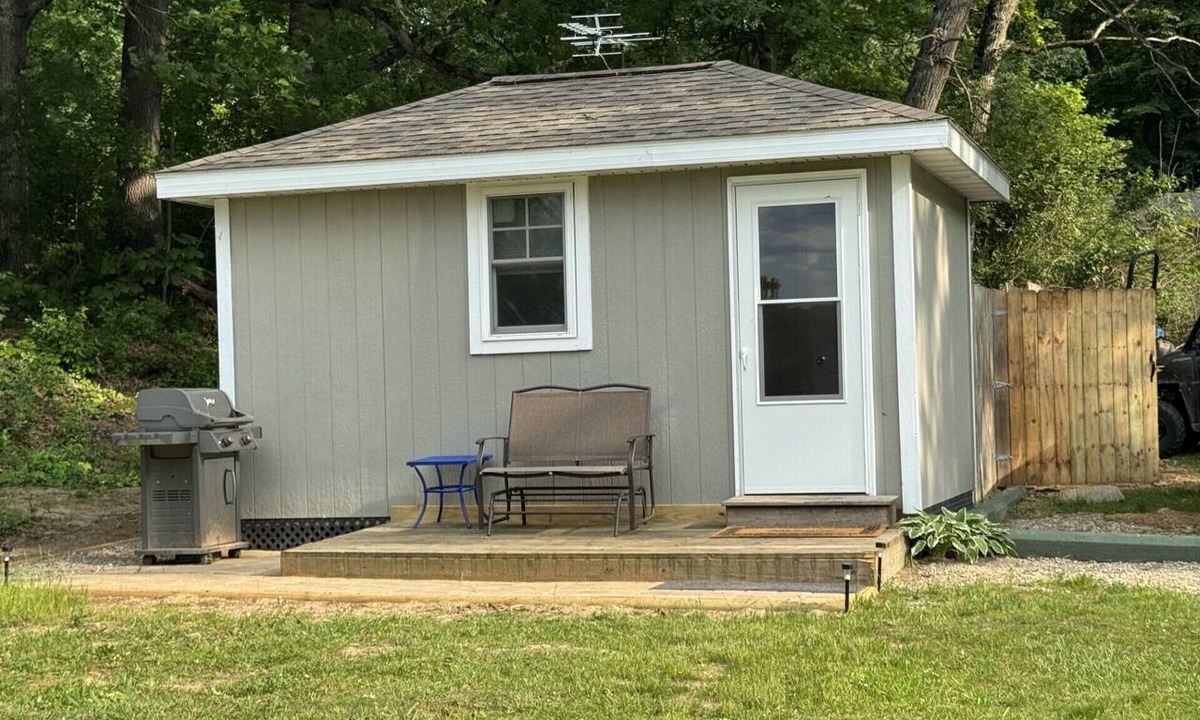Grass Lake Cabin | Cozy 1-Room cabin on Little Pleasant Lake in adorable Grass Lake