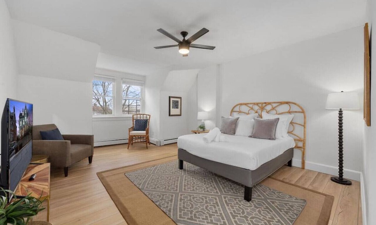 Mount Auburn Apartment | Cozy 2.5BR near Zoo | Hospitals | UC | Free Parking