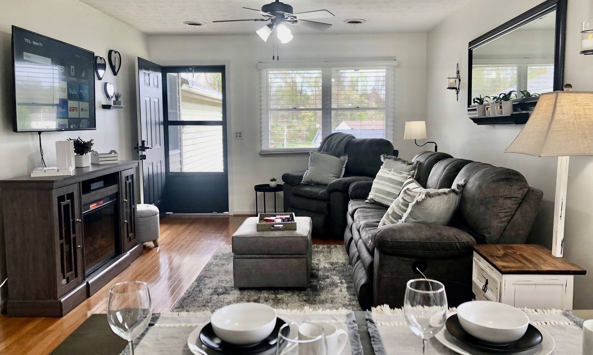 Abingdon House | Cozy 2 Bed 2 Bath minute from Va Creeper Trail Bristol Speedway Hard Rock