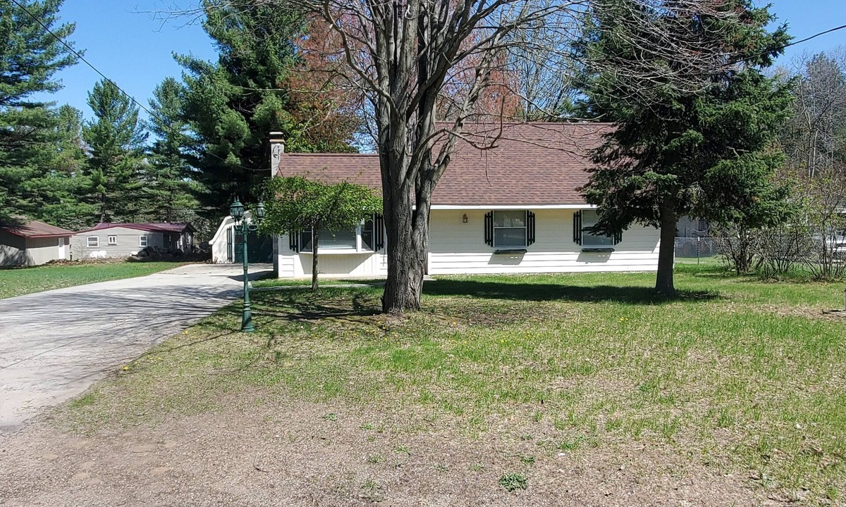 St. Helen House | cozy 2 bedroom close to trails and boat launch three minutes
