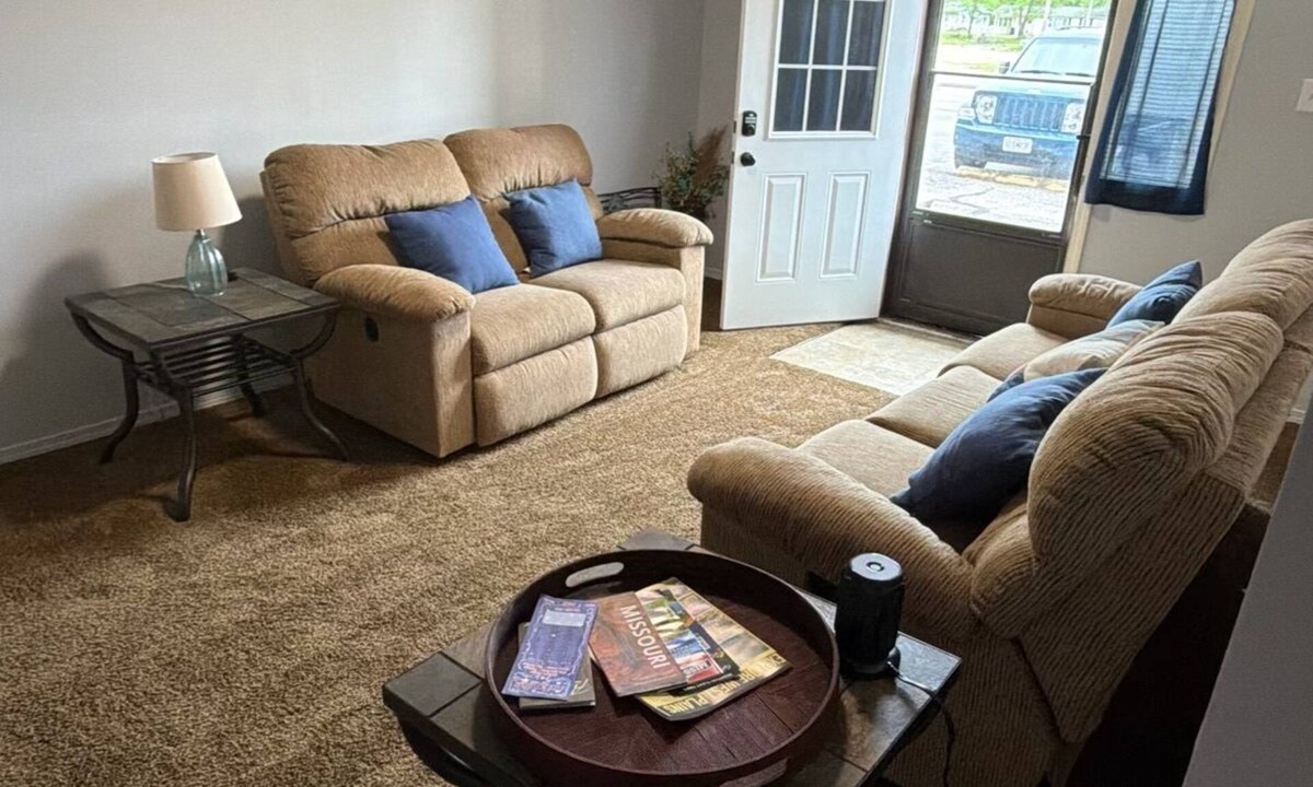West Plains Apartment | Cozy 2-bedroom apartment in charming West Plains with AC