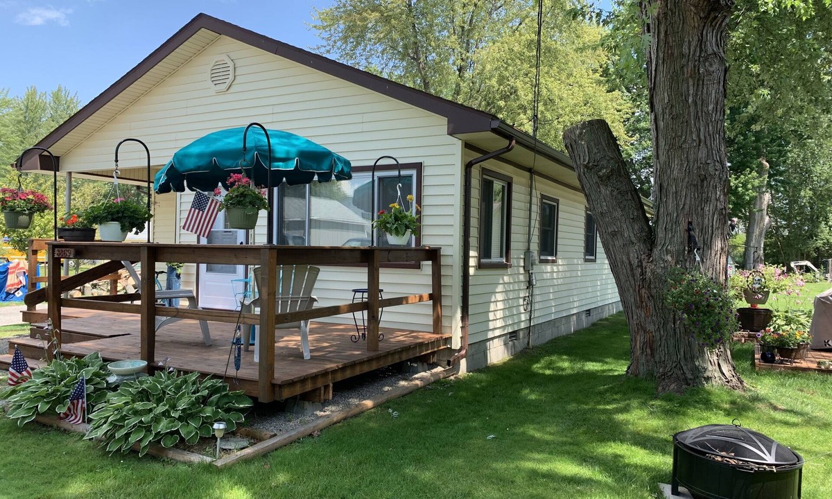 Harsens Island House | Cozy 2 Bedroom Cottage on Harsens Island With Dock And Water Access