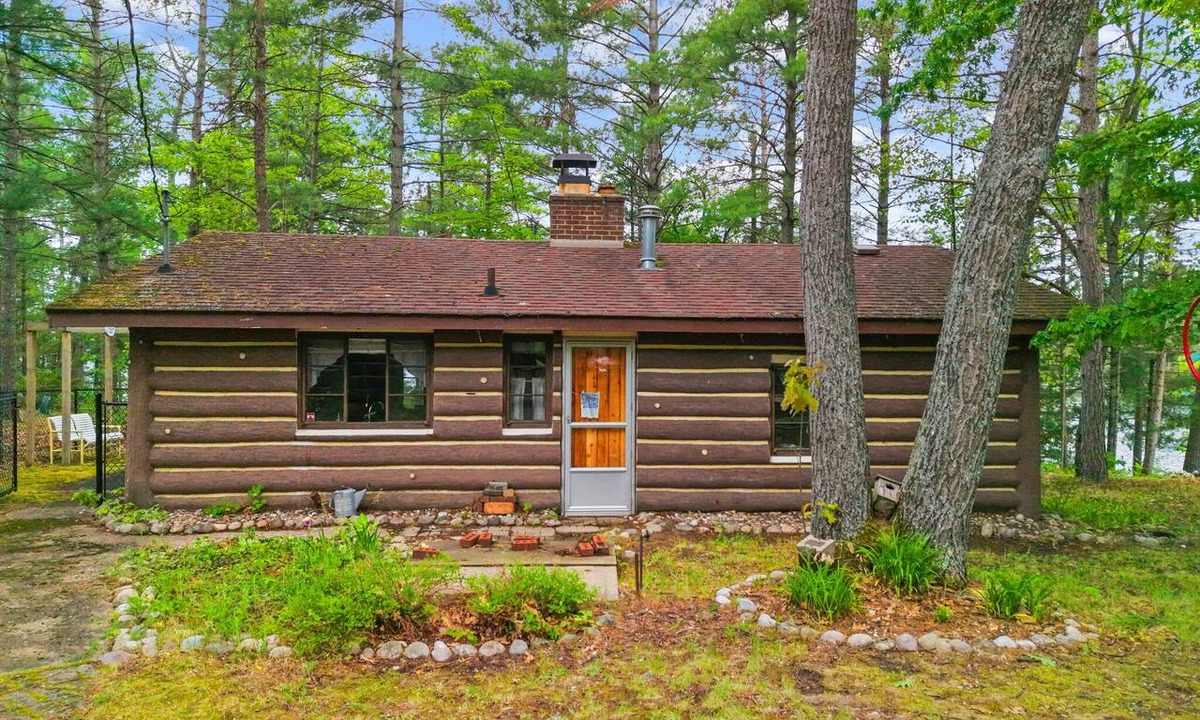 Lewiston Cottage | Cozy 2-bedroom cottage with fireplace on Tee Lake in Lewiston
