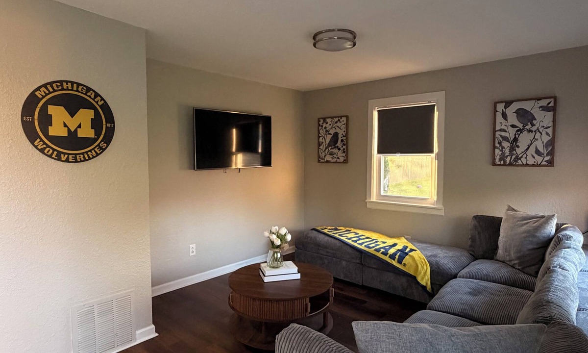 Mitchell House | Cozy 2-bedroom house Near Ann Arbor & UMICH