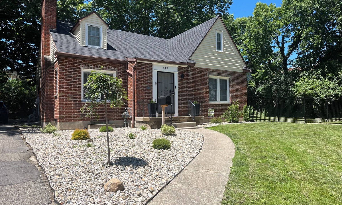 Dayton House | Cozy 2-bedroom perfect house in Dayton with air conditioning and backyard space