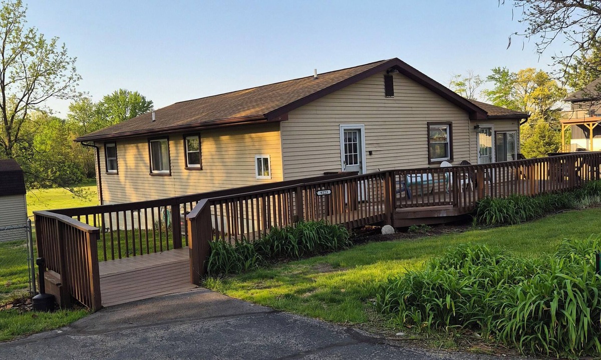 South Lyon House | Cozy 3 Bedroom 2 1/2 bath Whole house with Beach privileges. Monthly rates