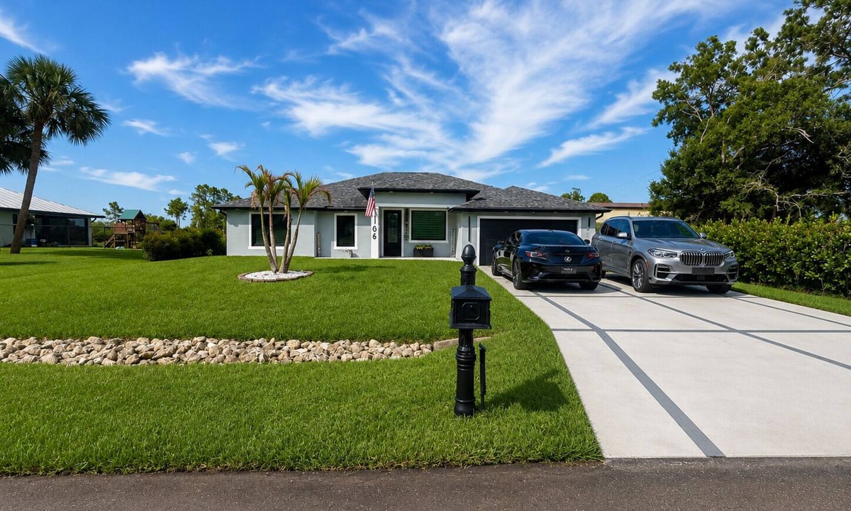 Lehigh Acres House | Cozy 3-bedroom house with pool in lovely Lehigh Acres with AC and many amenties.