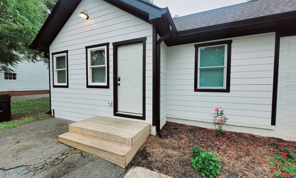 Monroe House | Cozy 3BR/2BA Home Near Downtown Monroe & Waxhaw with Fire Pit + Patio