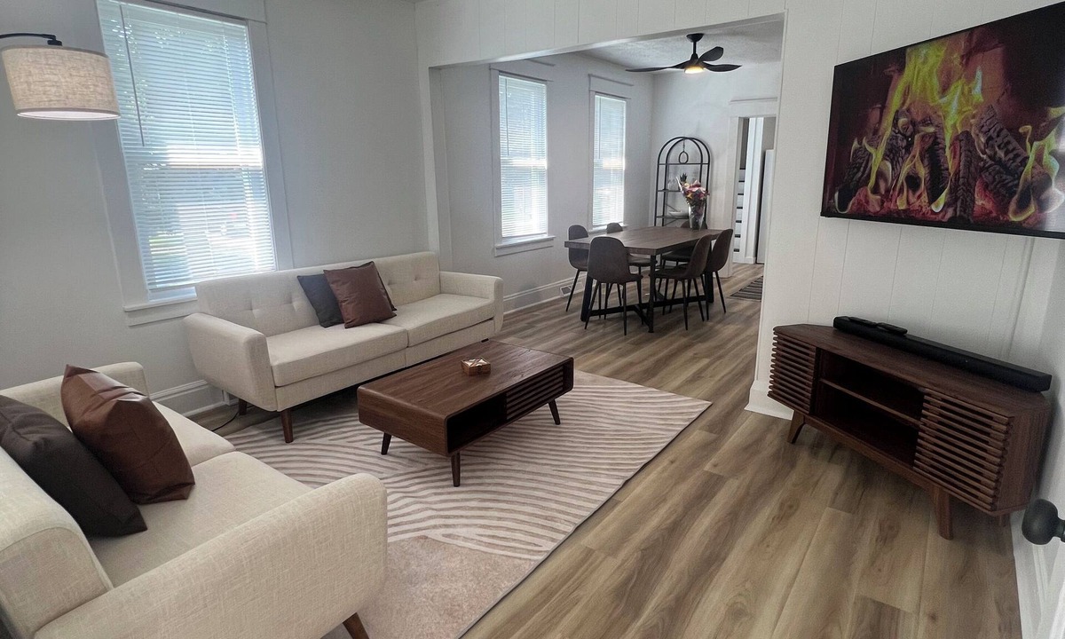 Bay City House | Cozy 6Bed Stay with Bar, Foosball and Ping Pong Table
