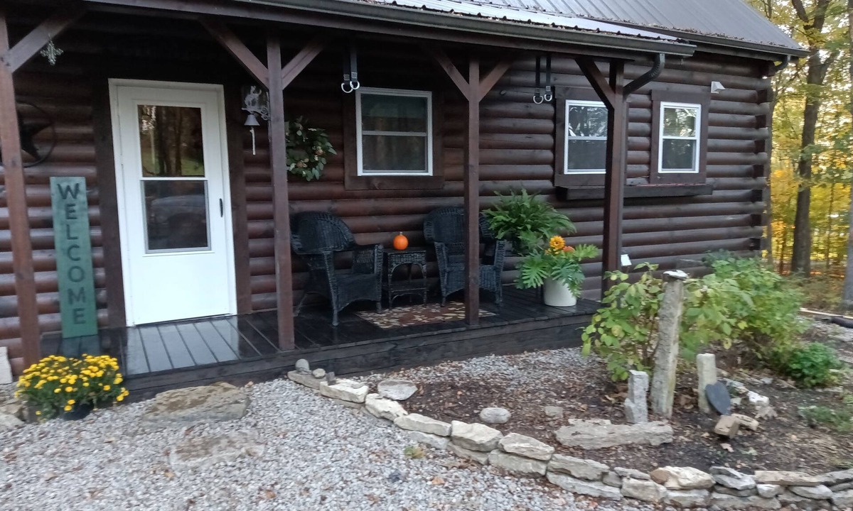 West Union Cabin | Cozy Amish built cabin in Adams County Ohio, relax and watch the buggies go by.