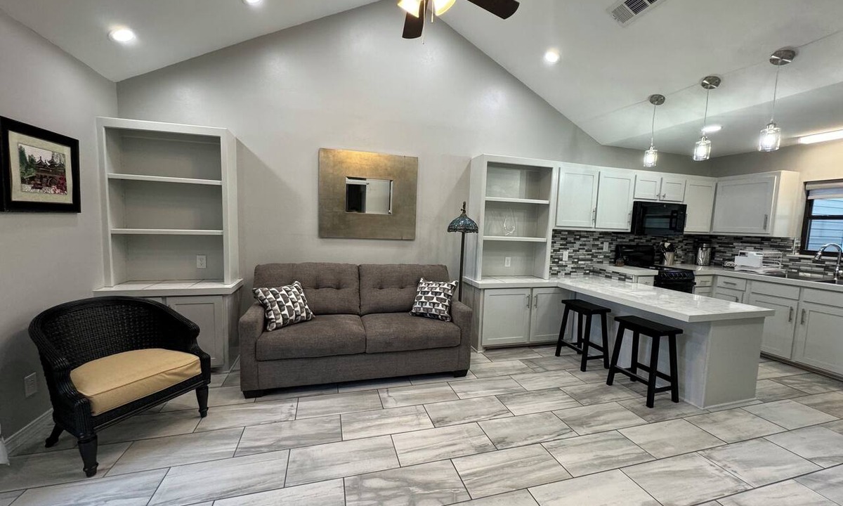 Claiborne Apartment | Cozy atmosphere 5 minutes to Sports complex, Expo center and downtown.