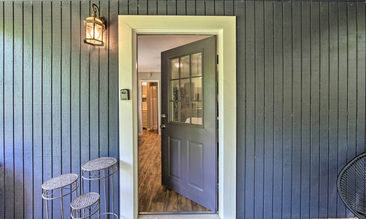 Avinger Apartment | Cozy Avinger Cabin w/Fire Pit & Deck