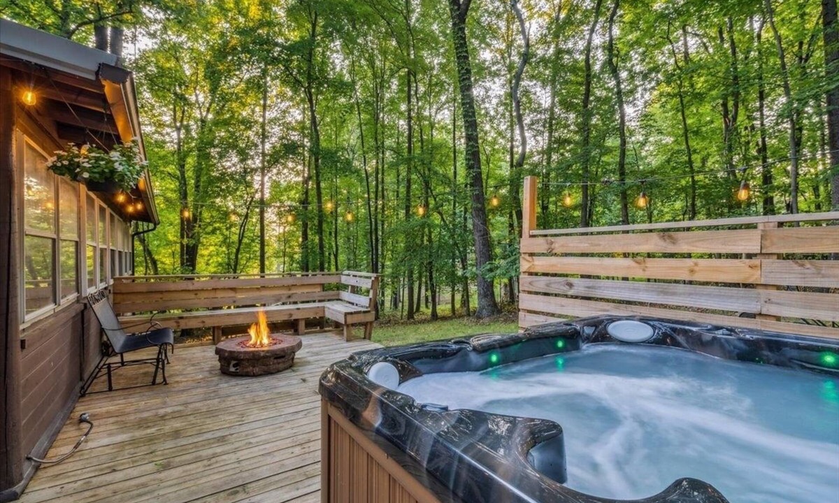 Kabletown Cabin | Cozy Bear-Themed Mountain Cabin in Harpers Ferry with Relaxing Jacuzzi Hot Tub