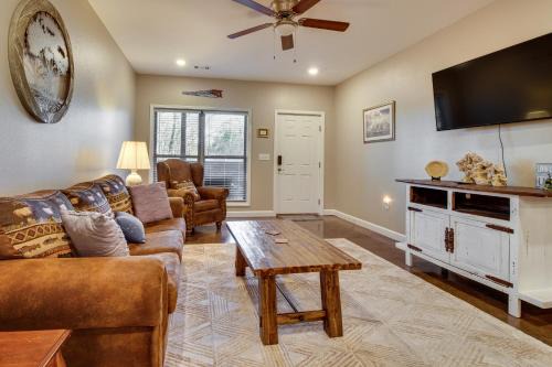 Bull Shoals House | Cozy Bull Shoals Condo Getaway ~ 1 Mi to Lake!