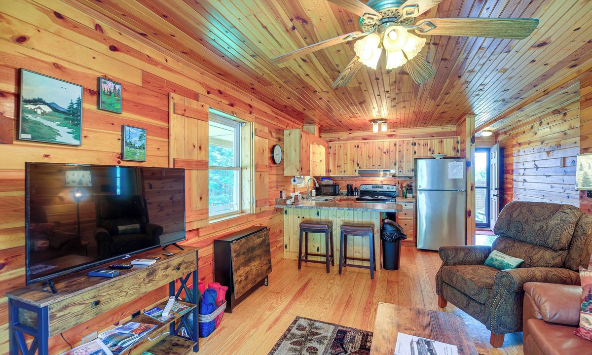 Sparta Cabin | Cozy Cabin w/Deck & Hot Tub in Blue Ridge Mtns!