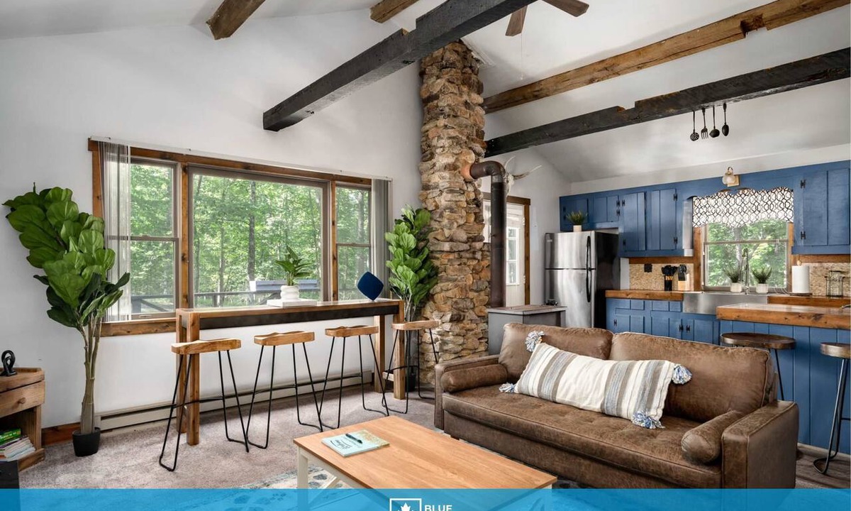 Great Cacapon Cabin | Cozy cabin w/hot tub, backyard & BBQ grill