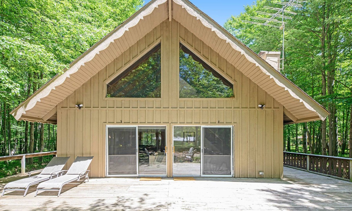 Canadian Lakes House | Cozy Canadian Lakes Cabin