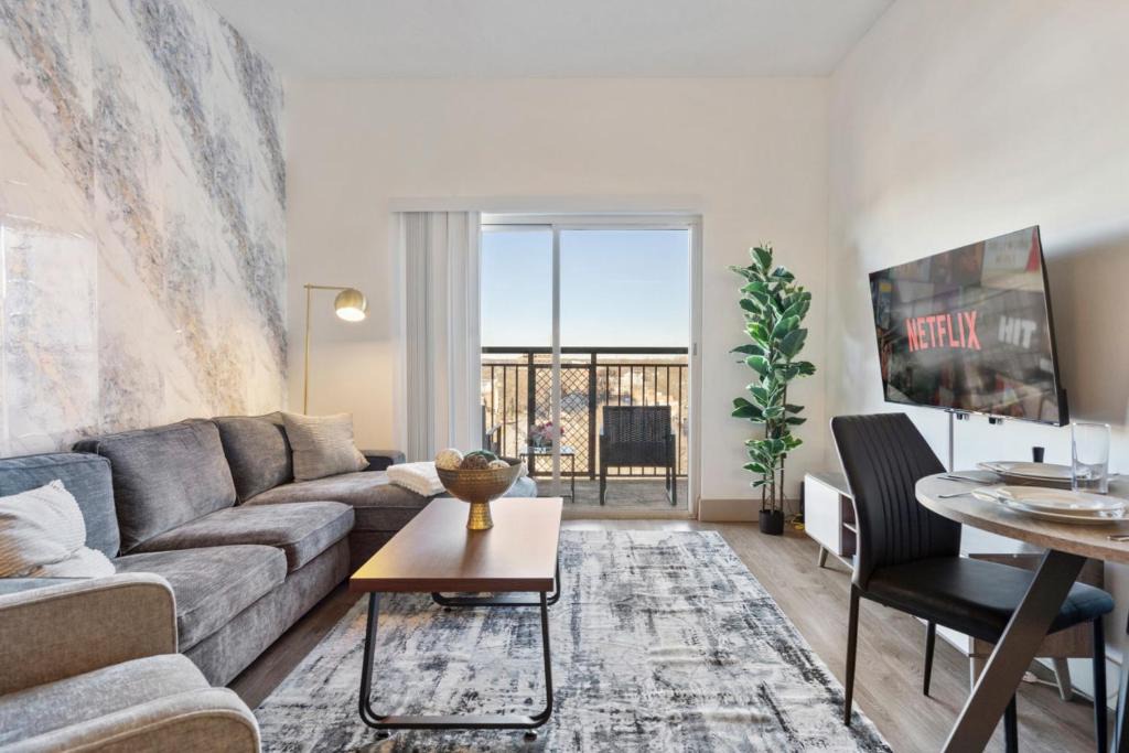 Charlotte Center City Apartment | Cozy City Charm - Spacious, Parking, Balcony, Gym