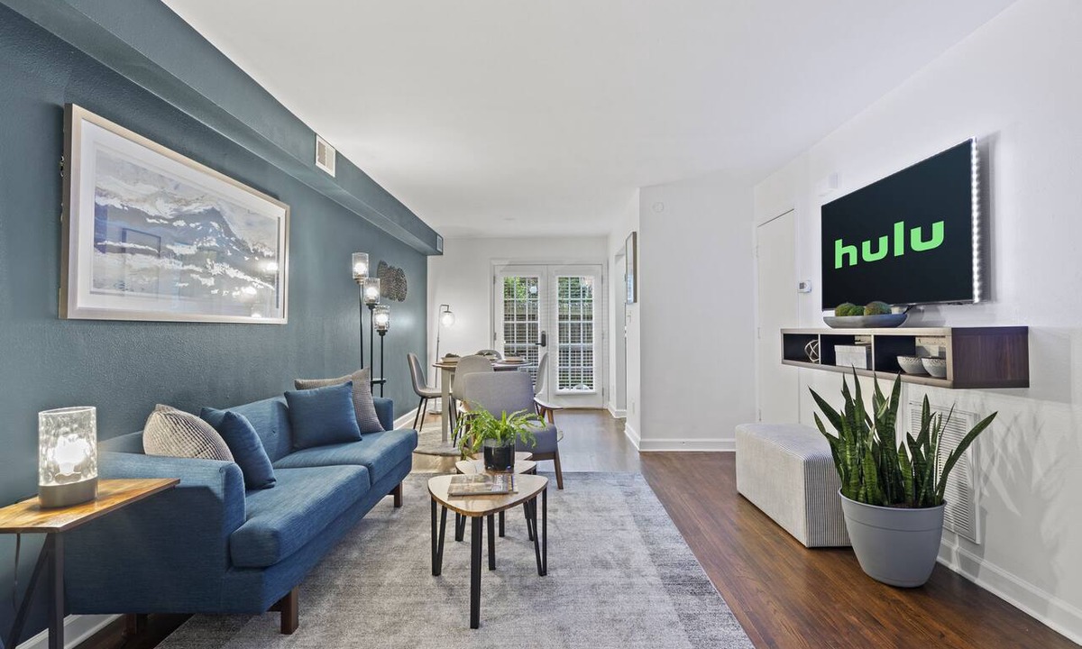 Cotswold Condo | Cozy Condo * Office* Near Luxury Mall & Uptown