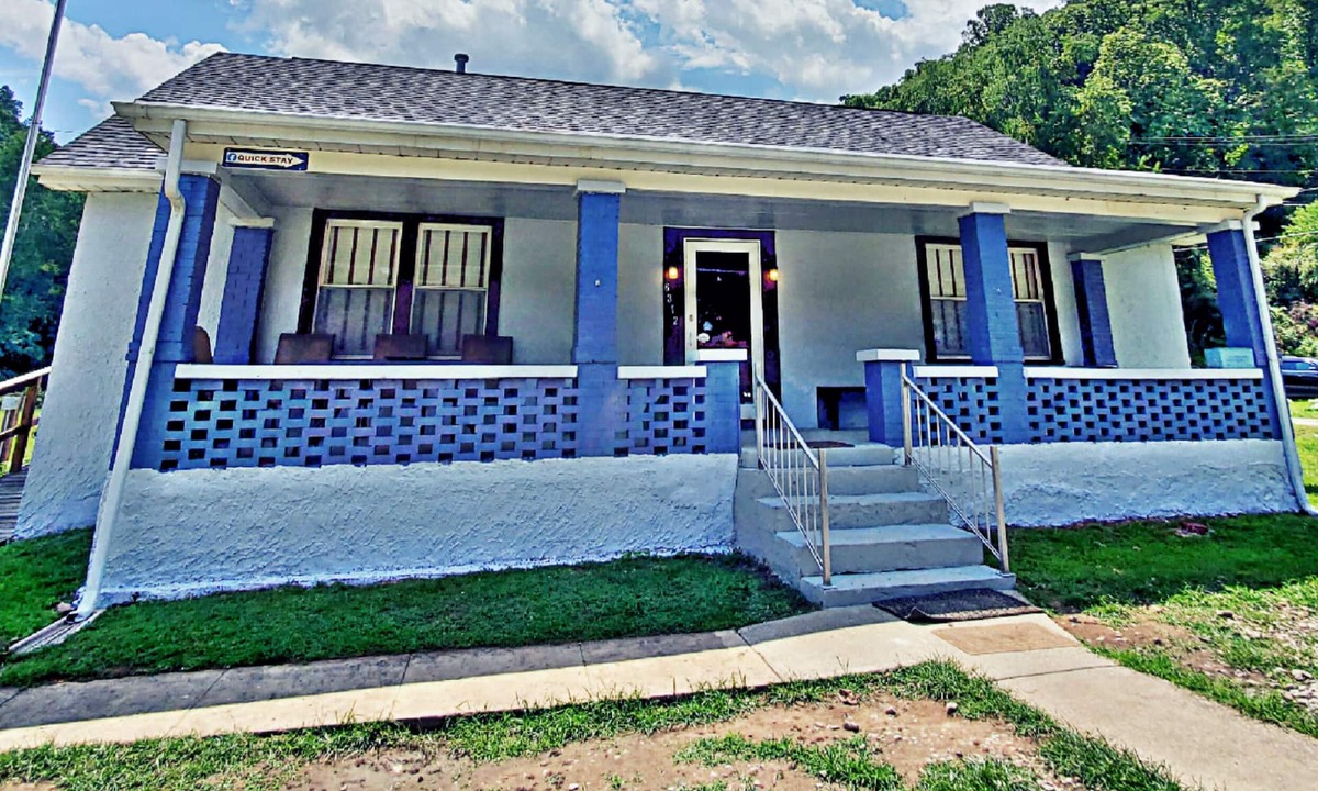 Blount House | Cozy & Convenient - 20 Minutes to Charleston WV