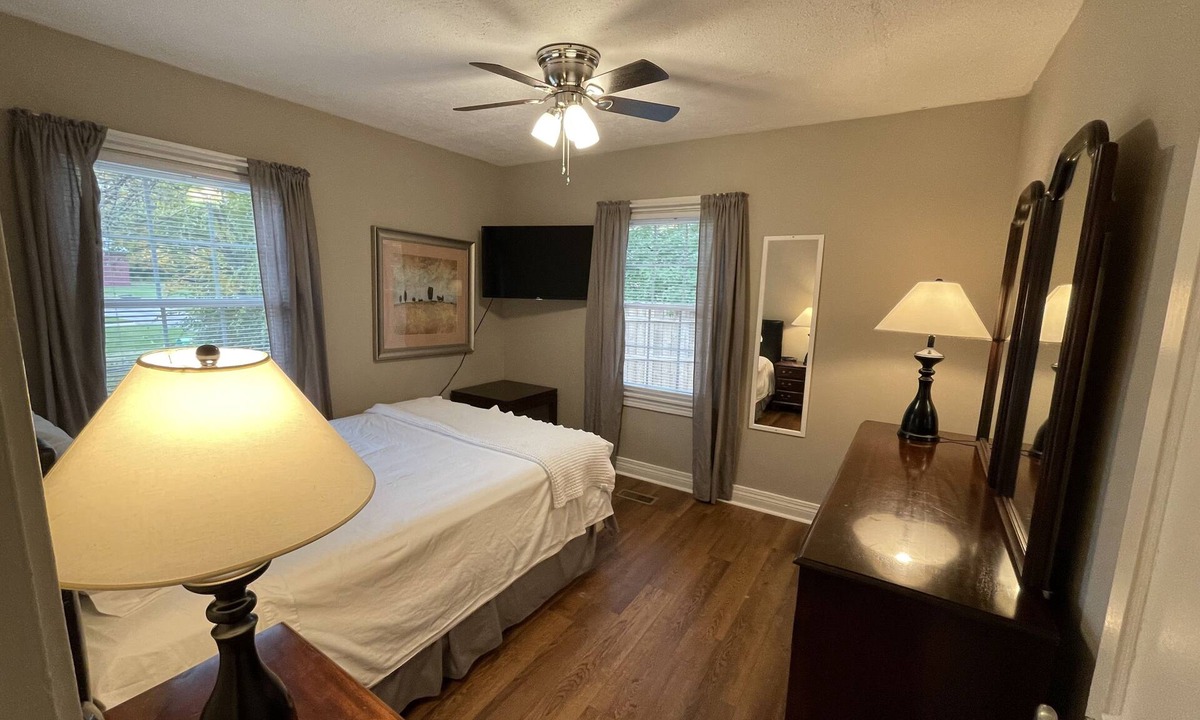 Middletown House | Cozy Cottage 2 bdrm w/covered porch, 1 mile to xway, XL parking area.