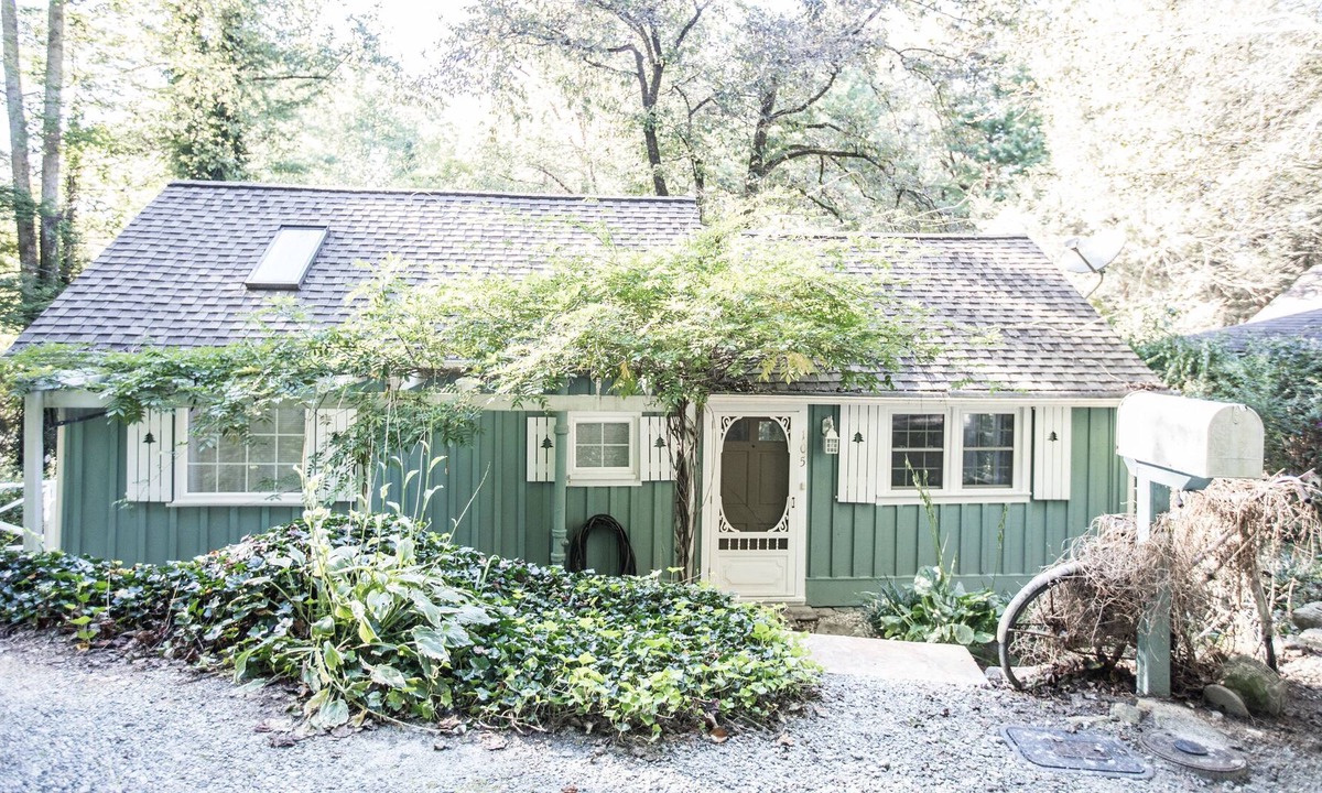 Hendersonville Cottage | Cozy Cottage Close to Downtown Hendersonville, NC