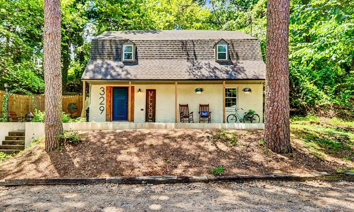 Hot Springs House | Cozy Cottage in the Woods with 8-Person Fire Pit + 4 minutes to Bathhouse Row!