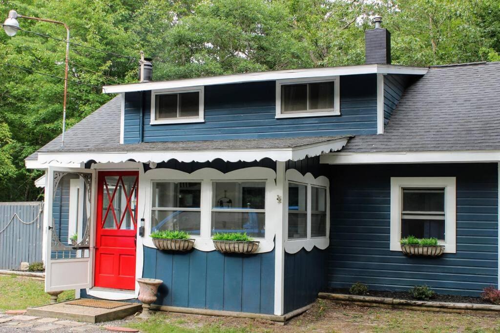 Pentwater House | Cozy cottage just minutes from Lake Michigan!