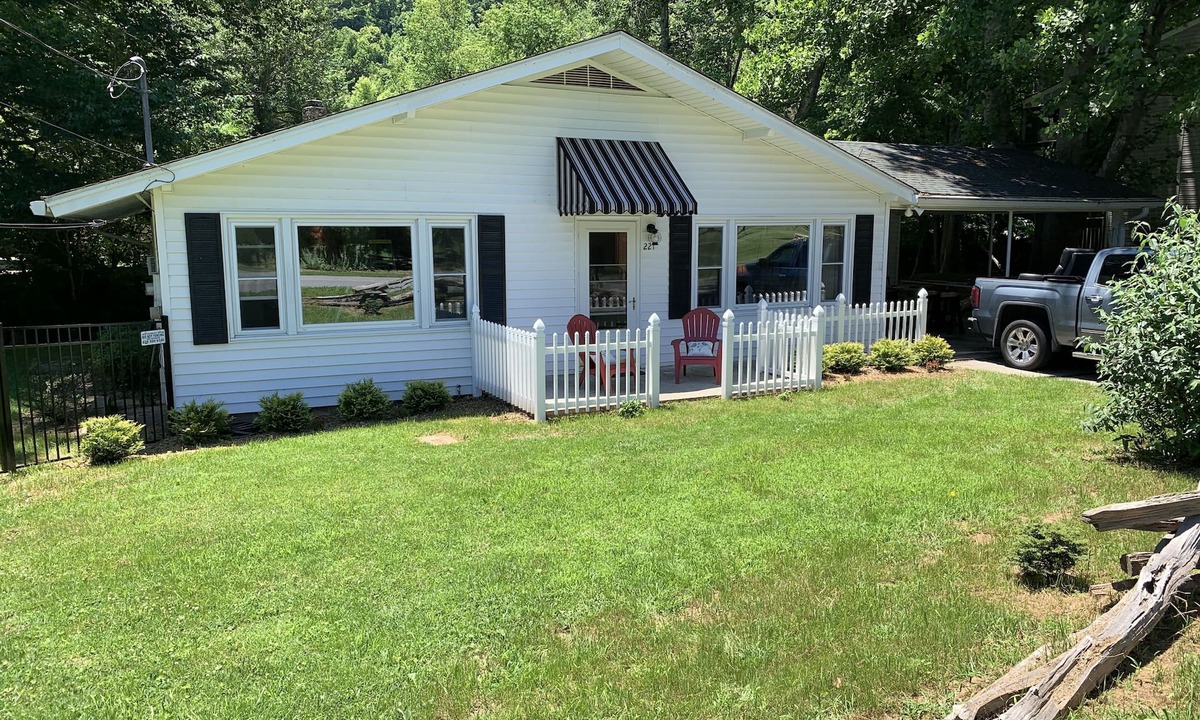 Maggie Valley House | Cozy Creek side 3 Bedroom Home