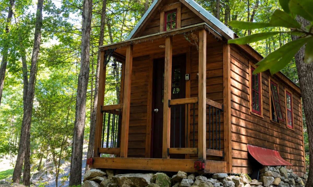 Newport Cabin | Cozy Creekside Forest Cabin Escape