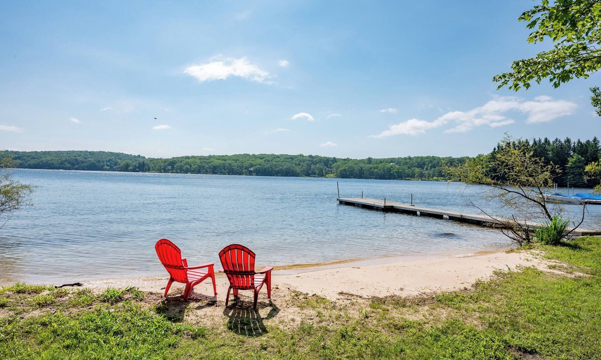 Thayerville House | Cozy Dog Friendly Cabin w/Hot Tub & Lake Access