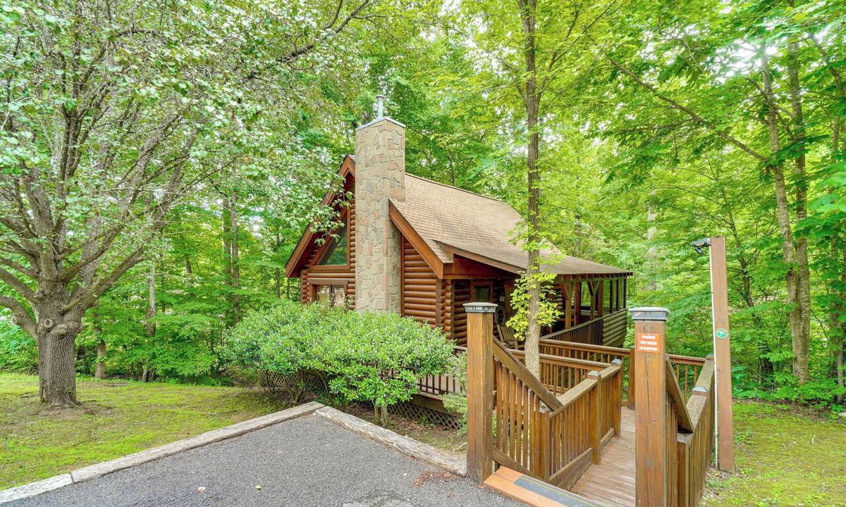 Pigeon Forge Cottage | Cozy Family Cabin w/Hot Tub ~ 4 Mi to Dollywood!