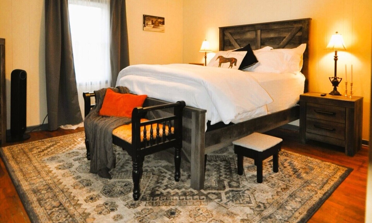 Stanton House | Cozy Farmhouse Downtown Wi-Fi Quiet Setting 10 Minutes to RRG